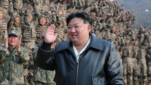Kim Dzsongun a Putyintól kapott luxusautójával furikázott Phenjanban