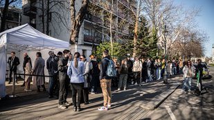 Tömött sorokban állnak a budapesti orosz nagykövetségnél a szavazók, vagy a demonstrálók?