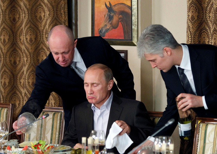 Jevgenyij Prigozsin felszolgál Putyinnak egy vacsorán 2011. novemberben