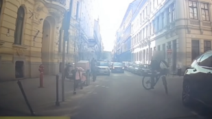 Durva szájkaratéba torkollott egy taxis és egy biciklis nézeteltérése Budapesten