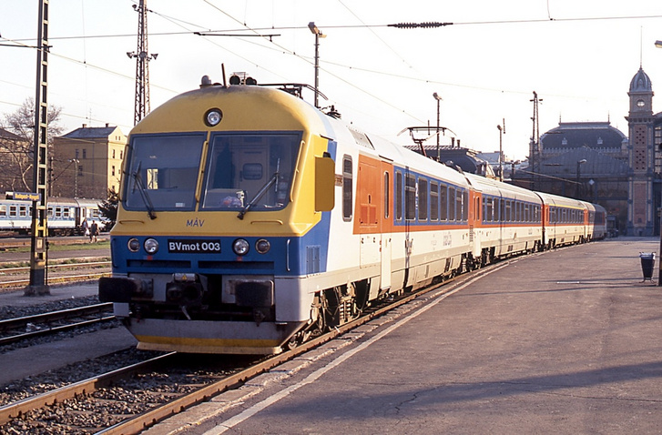 A BVmot 003 "Deák Ferenc" indulásra a Nyugati pályaudvaron