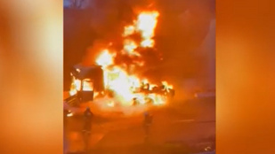 Videón, ahogy a lángok elemésztik az M3-ason kigyulladt teherautót