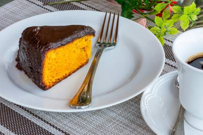 Brazil répatorta egyszerű kevert tésztából: a bolo de cenoura tetejére csokikrém is kerül