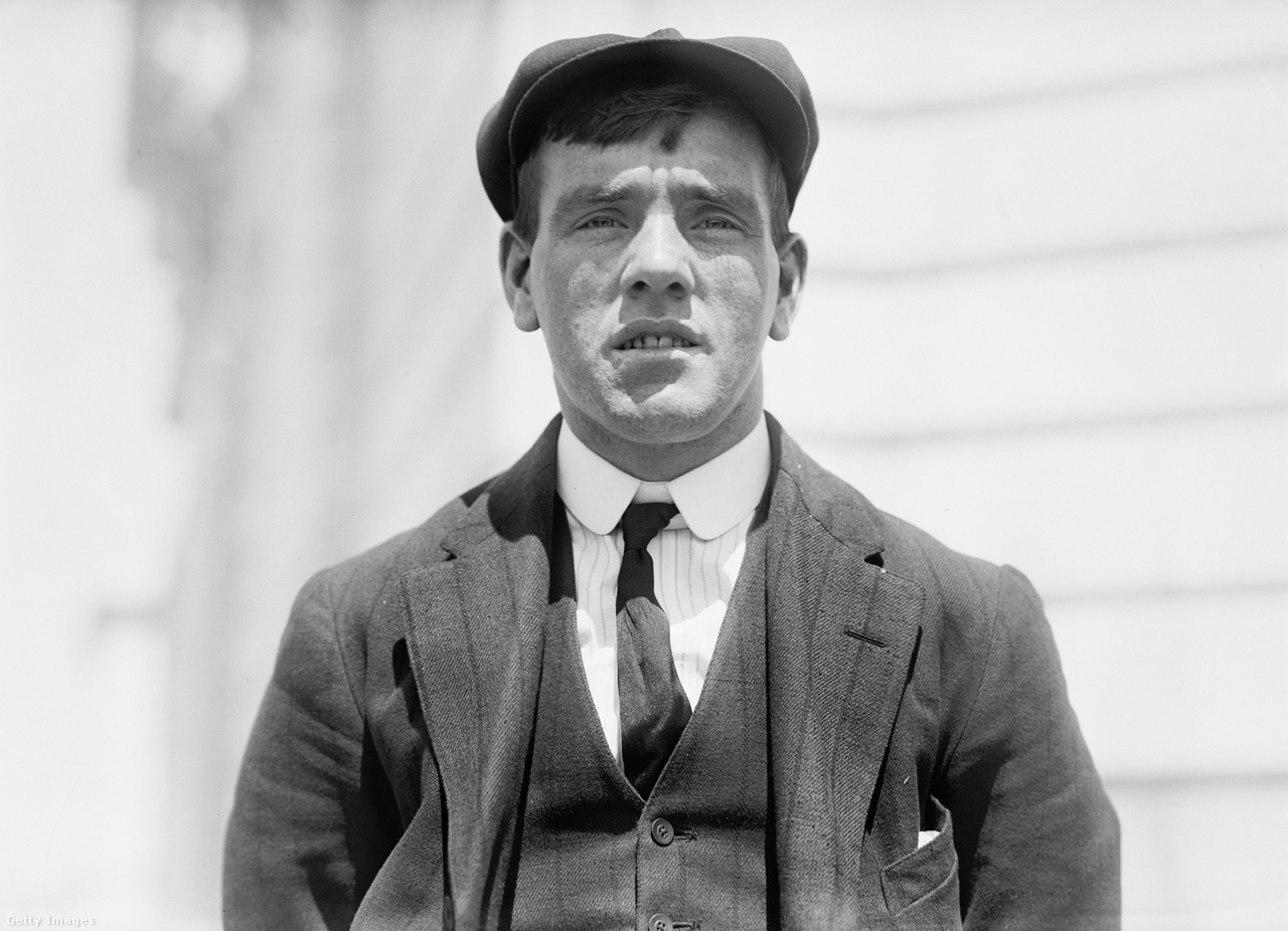 1912. Frederick Fleet brit tengerész, az RMS Titanic legénységének tagja és elsüllyedésének túlélője. Fleet volt az első, aki észrevette a jéghegyet és riasztotta a hajóhidat