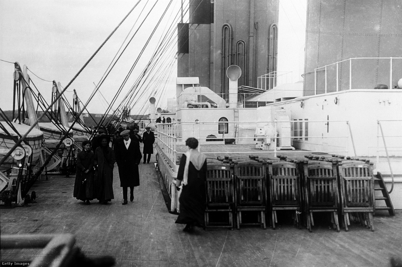 1912. Utasok sétálnak az RMS Titanic fedélzetén
                        