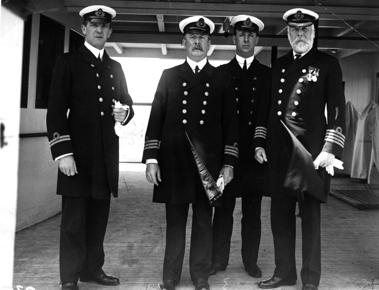 1911. június 9. A White Star hajótársaság tisztjei az Olympic hajón. Jobbra Edwar Smith, a Titanic későbbi kapitánya
                        