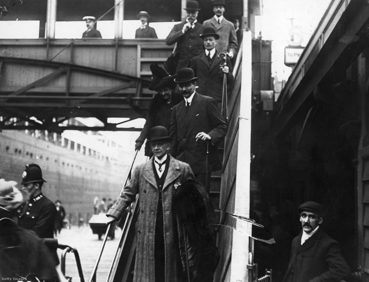 Liverpool, Egyesült Királyság, 1912. május 11. Bruce Ismay, a Titanic katasztrófájának túlélője és a White Star Line elnöke, mögötte felesége és testvére, valamint Harold Sanderson, a White Star hajótársaság elnökhelyettese
                        