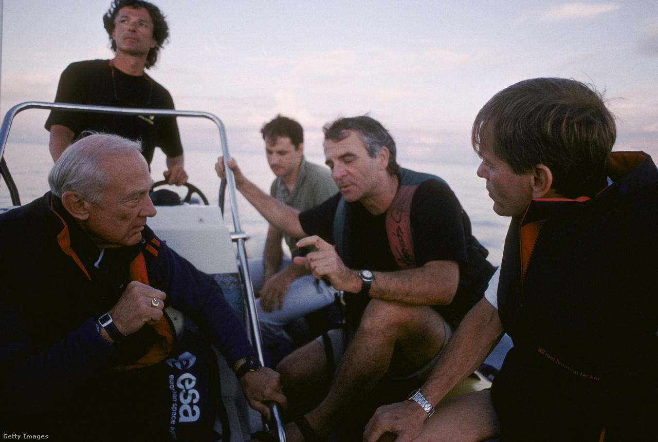 Atlanti-óceán, 1996. Kutatók a tengeren. Jobbra Buzz Aldrin, aki 1969-ben másodikként lépett a Holdra Neil Armstrong után