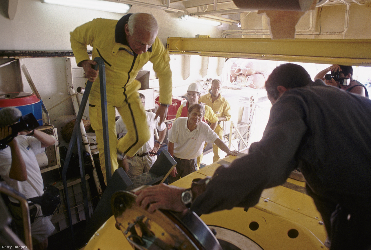 Atlanti-óceán, 1996. Buzz Aldrin, ahogy beszáll a Nautile tengeralattjáróba
