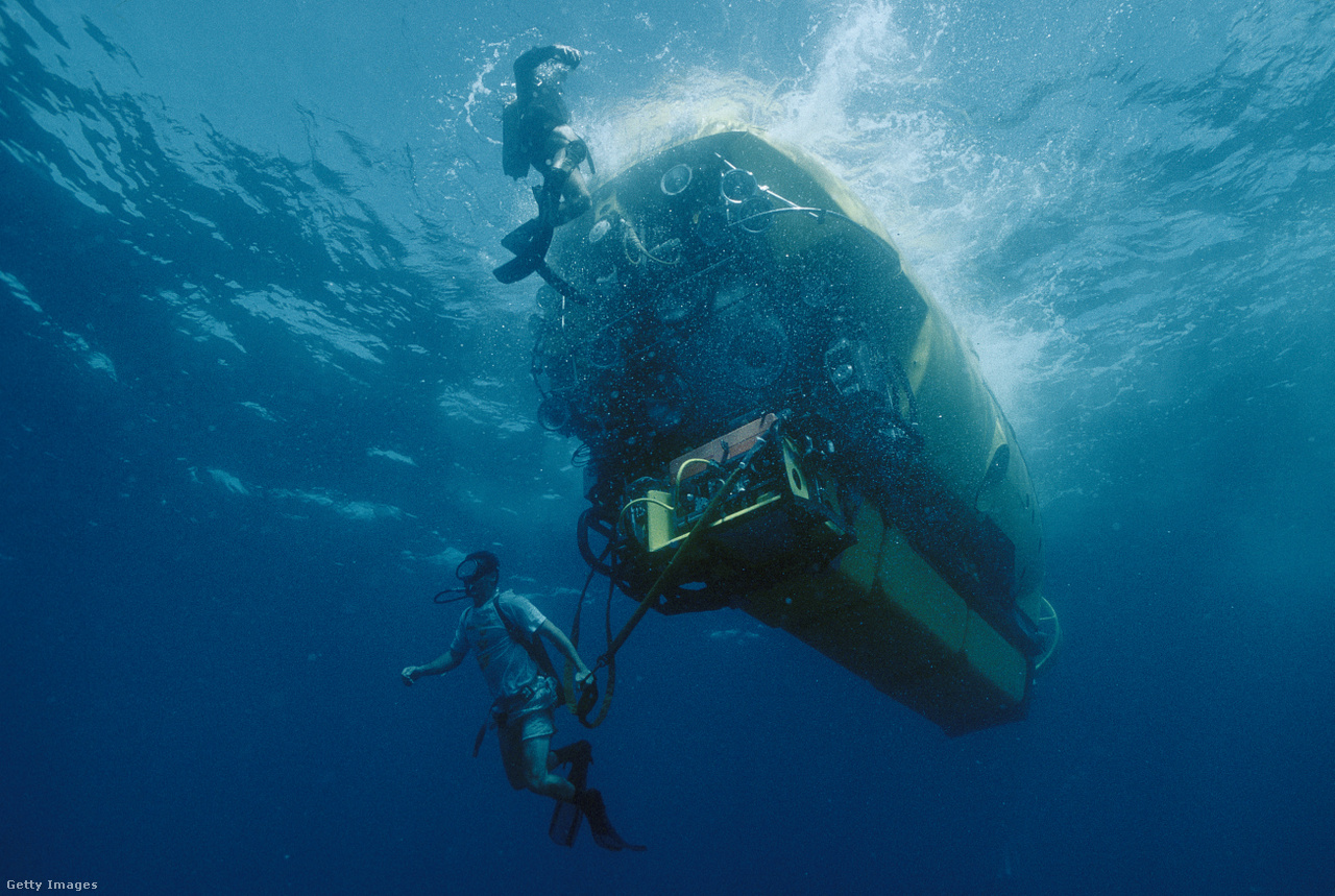 Atlanti-óceán, 1996. A Nautile tengeralattjáró, amely képes 4000 méter mélyre ereszkedni, hogy részt vegyen a Titanicot kutató expedíción