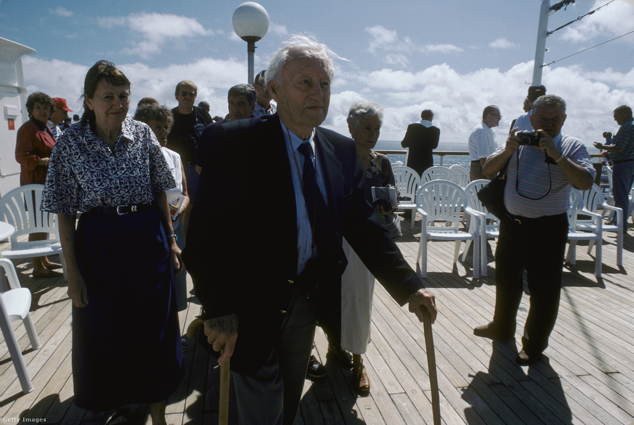 Atlanti-óceán, 1996. Michel Marcel Navratil, a Titanic egyik utolsó túlélője részt vesz egy az óceánon tartott megemlékezésen. Ő és testvére a hajótörés után híres volt arról, hogy ők voltak az egyetlen túlélő gyermekek, akikről lemondtak a szüleik