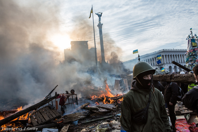 Kedden reggel robbantak ki az összecsapások Kijevben, miután a rendőrök megpróbálták felszámolni a tüntetők hónapok óta álló barikádjait. Estére durvult el igazán a helyzet a Majdanon: 25-en haltak meg szerda reggelig.
