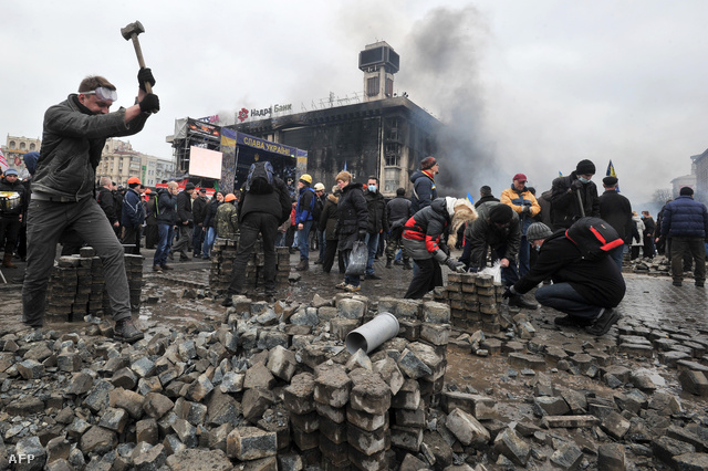 Az éjszakai összecsapások után a tüntetők a délelőttöt utcakövek gyűjtésével és Molotov-koktélok gyártásával töltötték a kijevi Majdan téren.
                        