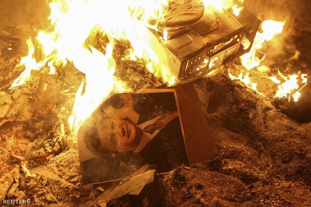 Az ukrán kormányfő, Viktor Janukovics portréja lángol Lembergben