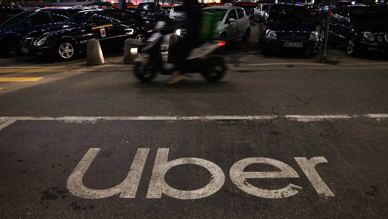 Sima taxitársaságként tér vissza az Uber, de így is aggódhatnak a taxisok