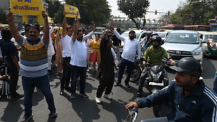 Több száz tüntető követeli a korrupcióval vádolt ellenzéki politikus szabadon engedését Indiában