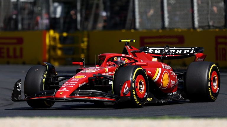 Max Verstappen kiesett, Carlos Sainz behúzta pályafutása harmadik futamgyőzelmét Ausztráliában
