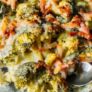 Pirult brokkoli sajttal és baconnel keverve: csak tegyél mindent a sütőbe