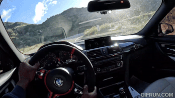 Majdnem balesetnél bámészkodó tömegbe hajtott egy BMW M3-mal