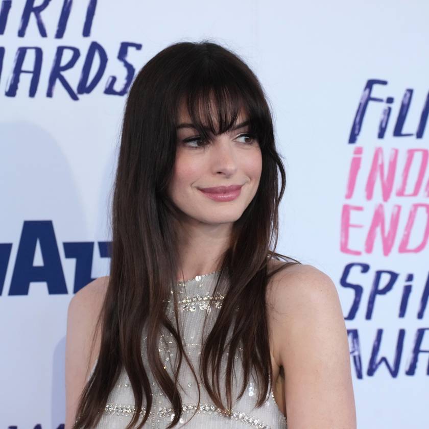 Anne Hathaway szexi melltartóban pózolt a címlapon: merész fotózást vállalt be
