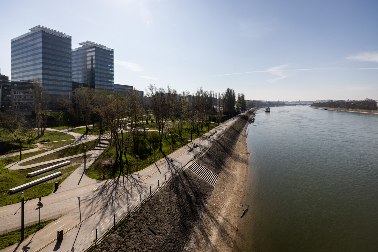 Elsőként itt van a Duna-part. A Margit híd és Árpád híd közötti hosszú rakparti szakaszán megannyi lehetőség van a kellemes kikapcsolódásra. Lehet ide jönni biciklizni, futni, sétálni, feltöltődni a folyó magával ragadó látványával. A Duna-parton található számos sétány, játszótér és kavicsos part egyaránt vonzza a kisgyerekestől kezdve, a sportolni vágyókon át, a kutyásokig, egészen a kellemes sétára és látványra vágyó idősebb korosztályt is. Ráadásul mindkét hídról könnyedén át lehet sétálni a Margit-szigetre. 