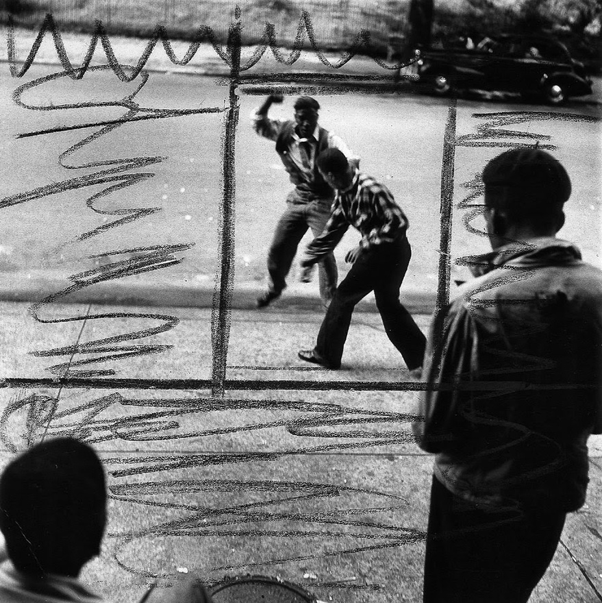 Miközben a Life-nál – ahol szintén Parks volt az első fekete fotós – a harlemi bandaháborúkat dokumentálta, képben kellett lennie a legfrissebb párizsi divattal is.
