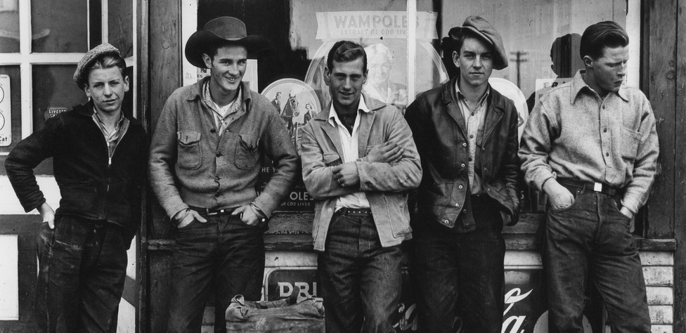 Parks 1945-ös Drugstore Cowboys című képén öt fehér, kanadai fiatalember álldogál egy Blind River-i gyógyszertárral szemben. Egyedül a jobb szélső alak nem néz a lencsébe, ő épp köpni készül.