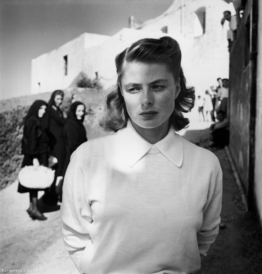 Ingrid Bergman az 1950-es Stromboli című olasz-amerikai film forgatásán, egy itáliai faluban. A helyi asszonyok ámulva bámulják  a Casablanca svéd sztárját.