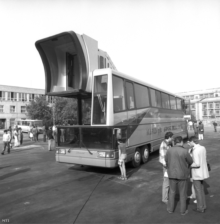 Az 1983-ban bemutatott első prototípus az Ikarus 692.01