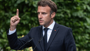 A francia elnök pálfordulása: a béke galambja harcias héjává változott