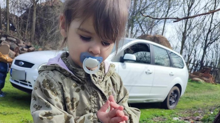 Nem tesz vallomást a meggyilkolt kétéves szerb kislány feltételezett gyilkosának édesanyja