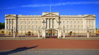 Tűz volt a Buckingham-palota előtt, egy háromkerekű riksa gyulladt ki
