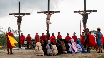 Keresztre feszítették a katolikus hívőket a Fülöp-szigeteken
