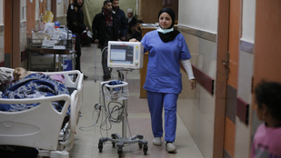 Újabb kórházat bombázott Izrael, többen is meghaltak