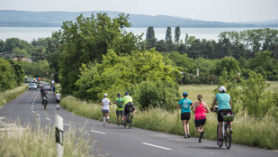 A Balaton alatt épül meg a világ leghosszabb kerékpáros útja