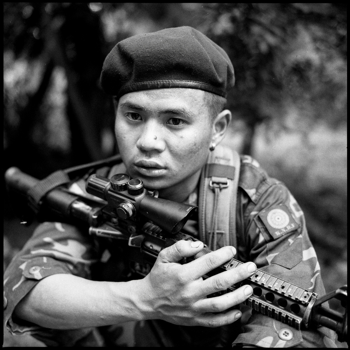 Forradalom Mianmarban (Hosszú távú projekt - Délkelet-Ázsia és Óceánia) 
                        Paul Du, a Népvédelmi Erők (PDF) lázadó harcosa egy fa alatt pihen a frontvonalon