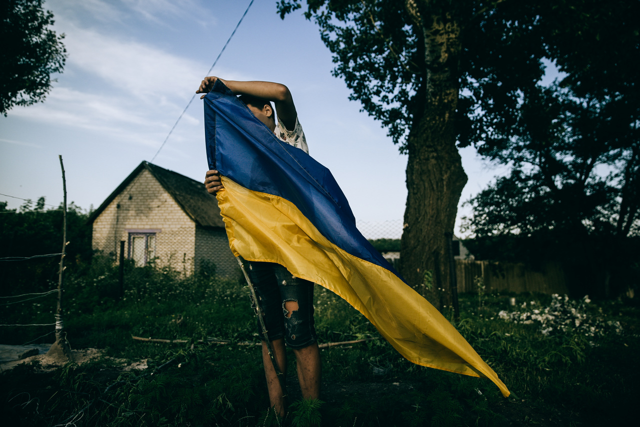 A háború személyes (Szabad formátum - Európa) 
                        Az ukrajnai háborúnak több tízezer civil és katona esett áldozatául. Nem látni, hogy a felek mikor kötnek békét. A fotós egy saját weboldalt hozott létre, amely a fotóriporteri munkát a naplószerű személyes dokumentarista stílussal ötvözi, hogy megmutassa a világnak, milyen a háború hétköznapi valóságával együtt élni
                        