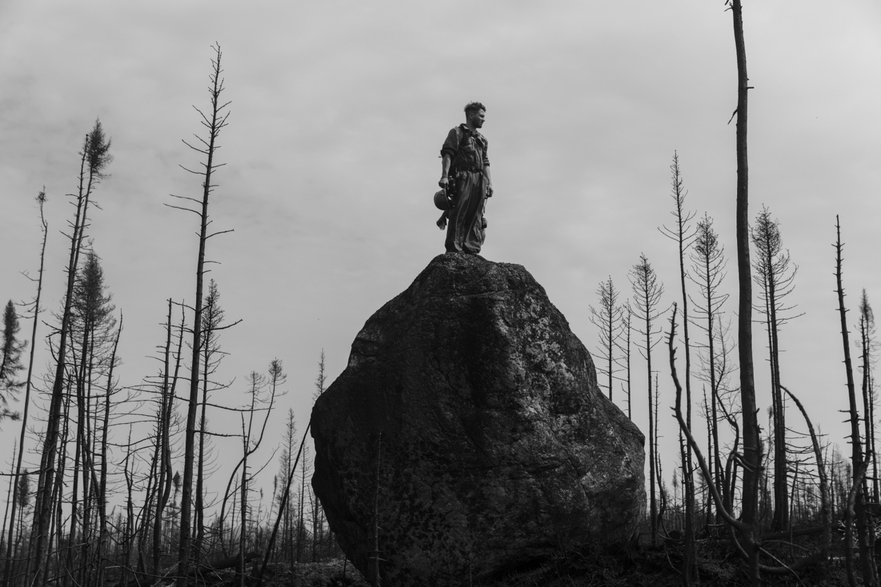 Egy nap a québeci tűzoltócsapat életében (Egyedi fotó - Észak- és Közép-Amerika) 
                        Theo Dagnaud a látóhatárt pásztázza, hogy megbizonyosodjon arról, hogy a tűzoltó járőrök elmentek és ellenőrzöttnek nyilváníthatja a területet
                        