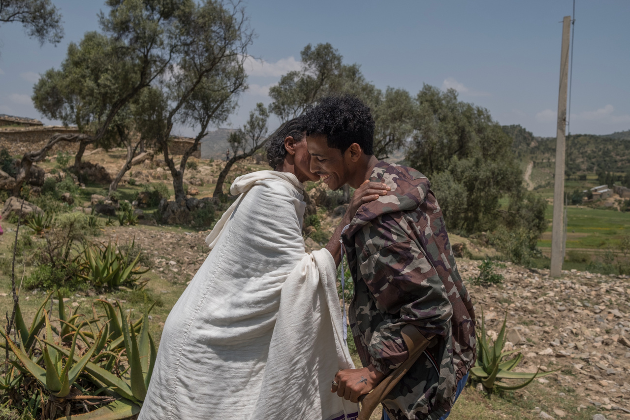 Hazatérés a háborúból (Egyedi fotó – Afrika)
                        Kibrom Berhane először köszönti édesanyját, azt követően, hogy két évvel korábban belépett a Tigréi Védelmi Erők kötelékébe. Saesie Tsada, Etiópia, 2023. szeptember 21.
                        