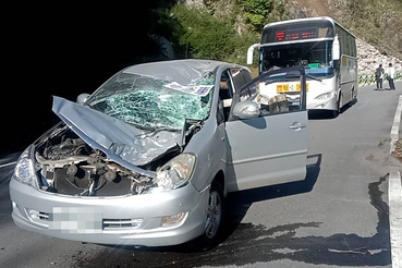 Egy személygépkocsi súlyosan megsérült és a szélvédője összetört, miután a Zhonghengbian úton a lezuhanó kövek eltalálták