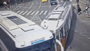 Videón a Kálvin téri ütközés, a rendőség szerint figyelmetlenség okozta a balesetet