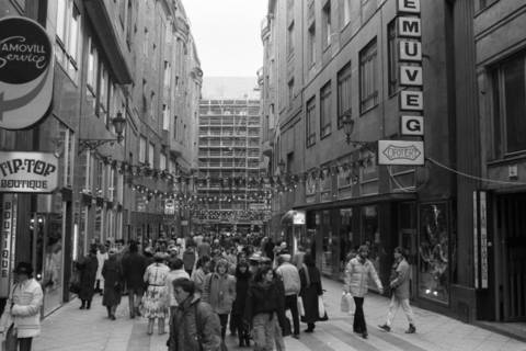 Budapest egyik utolsó magánutcája, ahol „János vitéznek” külön emelete volt – A Haris köz története