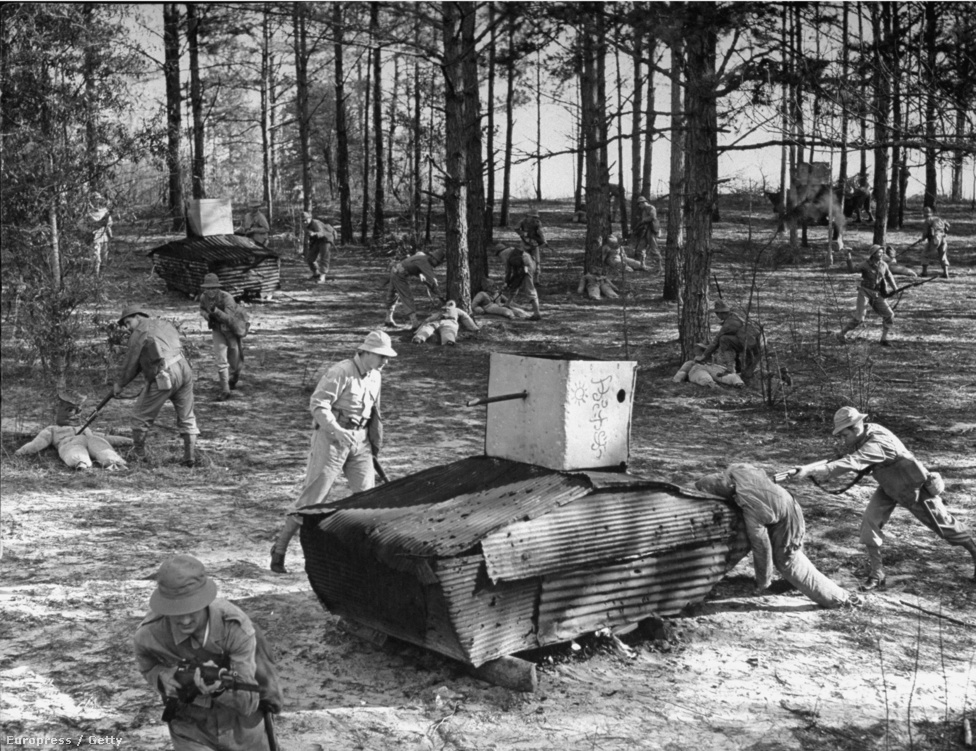 Az amerikai hadsereg egyik erdei kiképzőpályája, ahol épp az ellenséges páncélosok elleni teendőket tanulják a katonák.
