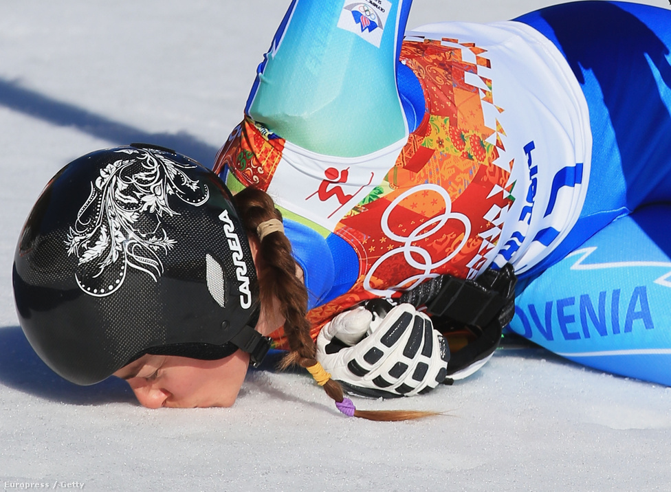 Női lesiklásban az olimpiák során először két aranyérmet adtak át, miután a szlovén Tina Maze és a svájci Dominique Gisin századra azonos időt ment. Maze, aki végül óriásszlalomban is olimpiai bajnok lett, még a havat is megcsókolta első aranyérmét érő lesiklása után. Ez a kettő volt Szlovénia első két aranya a téli olimpiákon.