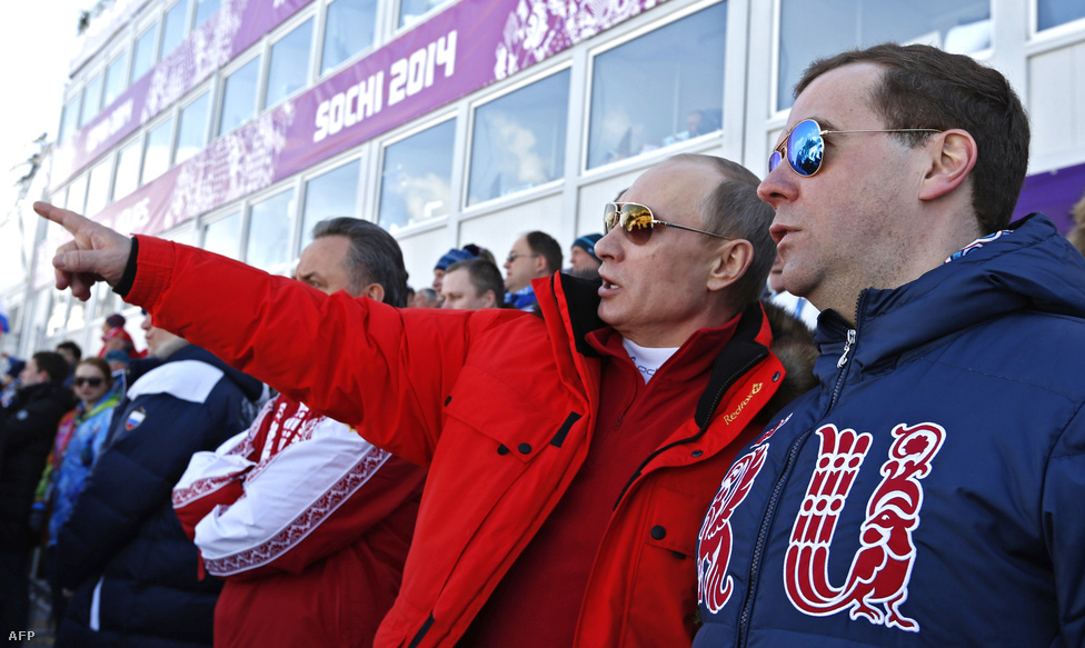 Nem volt jó ómen Vlagyimir Putyin az orosz sportolók számára Szocsiban, aki több eseményre is kilátogatott. A férfi négyszer 10 km-es sífutó váltó csak második lett a svédek mögött, a férfi hokicsapat Amerikától kikapott, a szlovákokat pedig csak hosszabbításban tudta legyőzni az elnök személyes jelenlétében. A műkorcsolya csapatnak viszont szerencsét hozott a Dmitrij Medvegyev miniszterelnök társaságában látható Putyin, ők aranyérmesek lettek.