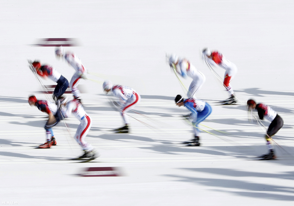 A rendkívül kedvező időjárás miatt időnként nem téli, hanem tavaszi olimpiának tűnt a Szocsiban zajló sportesemény. Volt, hogy a sífutók rövidnadrágban és ujjatlanban indultak, ám a vasárnapi, 50 km-es férfi versenyre hidegebb lett. Itt az oroszok taroltak: az aranyat, az ezüstöt és a bronzot is ők nyerték, amivel bebiztosították helyüket az éremtábla első helyén. Összesen 33 érmet szereztek, köztük 13 aranyat.