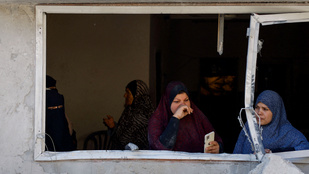 Tömegesen menekülnek a palesztinok az éhínség és halál elől a Gázai övezetből