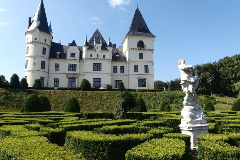 Elvarázsolt kastély korhű tárgyakkal és gyönyörű parkkal - Ismét látogatható a csodálatos tiszadobi Andrássy-kastély