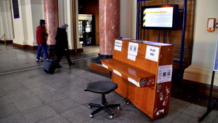 Barbár módon tönkretették a Keleti pályaudvar közösségi zongoráját