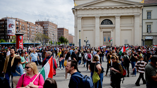 Gyülekeznek a tüntetők, kezdődik Magyar Péterék „nemzeti menete”